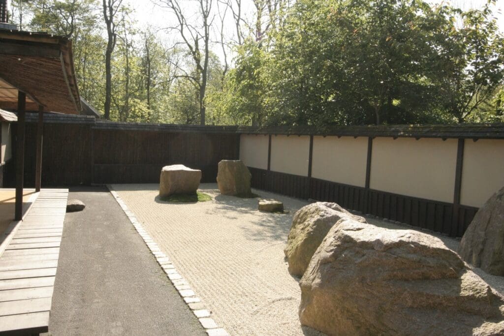 De Japanske Haver raked sand and stones